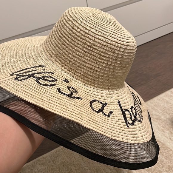 Beach hat - Picture 2 of 5